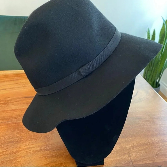 Aritzia Accessories - Aritzia Auxiliary Black 100% Wool  Felt Hat XS/S